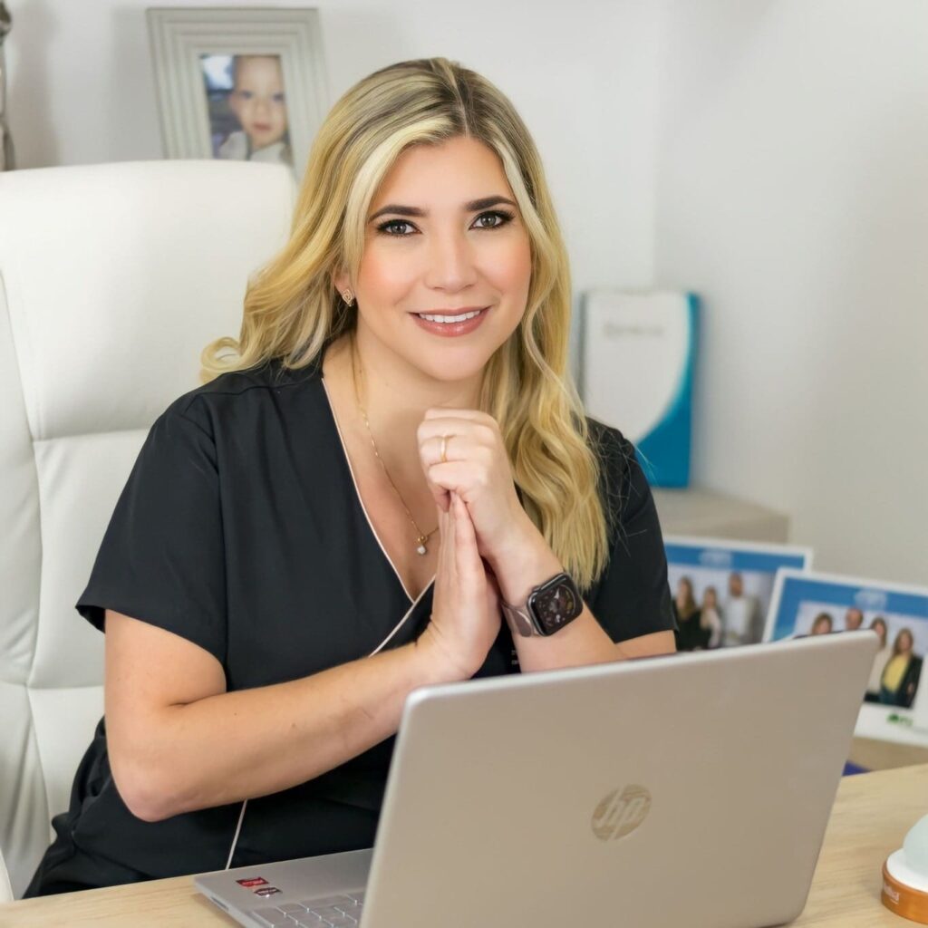 Dra. Ángeles Esmeral. Cirujano Plastico en Medellin Colombia. Plastic Surgeon in Medellin Colombia